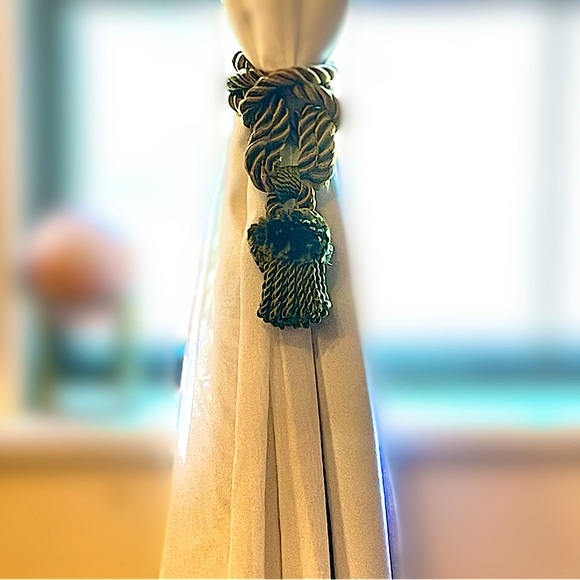 4 Avocado Green Silk Tiebacks with Pompoms & Tassels - European Vintage Charm - Picture 1 of 5